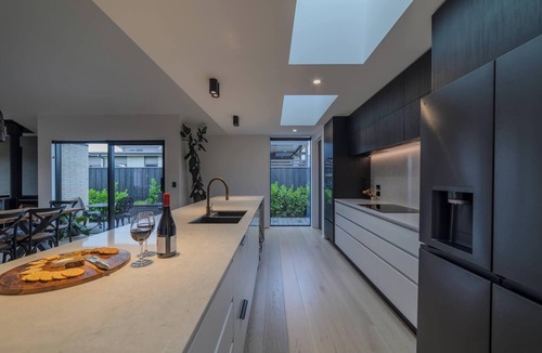Prebbleton House | Stylish Home w- Private Spa, Indoor & Outdoor Fire