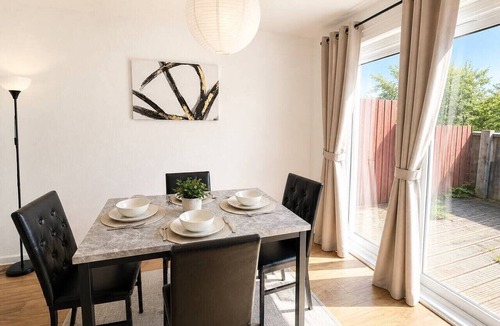 Great Houghton House | Stylish House Sleeps 5 Free Parking FastWifi