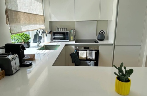 Uxbridge North Apartment | Stylish Japandi-Inspired 2-Bedroom Home with Terrace, Parking & EV Charger.
