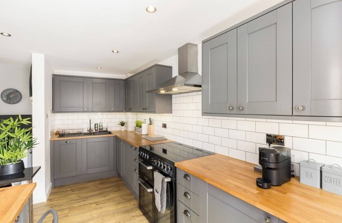 Tiddington House | Stylish & Modern 2 Bed with Parking - Pass the Keys