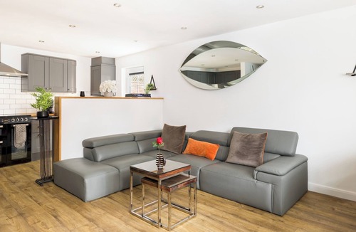 Tiddington House | Stylish & Modern 2 Bed with Parking - Pass the Keys