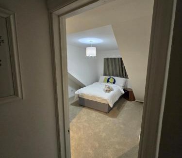 Binley Villa | Stylish Modern 2 bedroom bungalow - Driveway & Wifi
