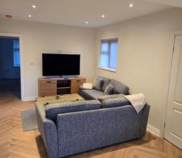 Binley Villa | Stylish Modern 2 bedroom bungalow - Driveway & Wifi