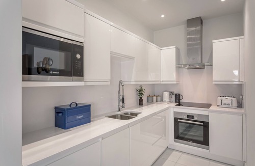 Hitchin Apartment | Stylish & Modern: Central Hitchin - with Parking