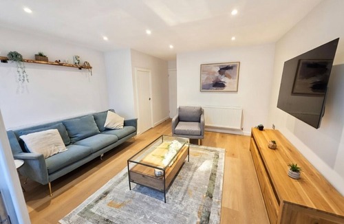 Hemel Hempstead House | Stylish Modern Luxury 3 Bed House - Sleeps 5