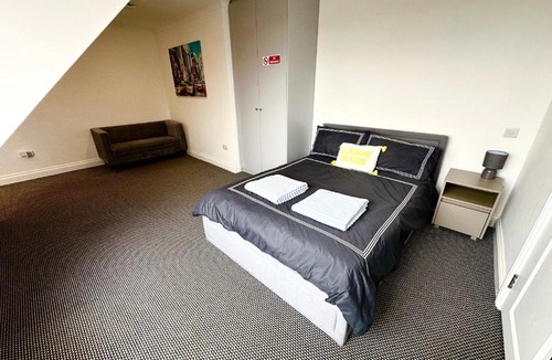 West Hendon Apartment | Stylish Modern, Private Apartment,15 Mins To Central London