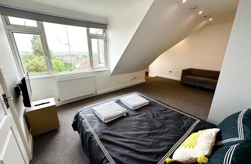 West Hendon Apartment | Stylish Modern, Private Apartment,15 Mins To Central London