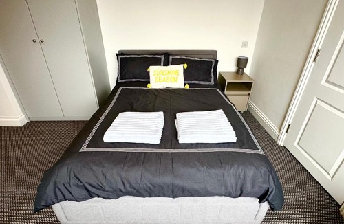 West Hendon Apartment | Stylish Modern, Private Apartment,15 Mins To Central London