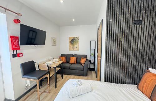 Whitwick Apartment | Stylish Modern Studio, Hotel-Quality Stay