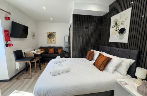 Whitwick Apartment | Stylish Modern Studio, Hotel-Quality Stay