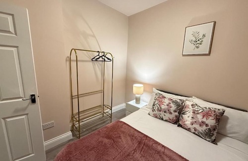 Seven Kings Apartment | Stylish New Flat - 2 mins walk to Elizabeth Line