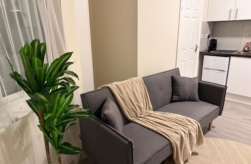 Seven Kings Apartment | Stylish New Flat - 2 mins walk to Elizabeth Line