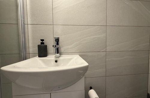 Seven Kings Apartment | Stylish New Flat - 2 mins walk to Elizabeth Line