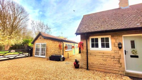 Castle Bytham House | Stylish Open Plan Guest House 400sq ft Rutland