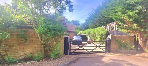 Castle Bytham House | Stylish Open Plan Guest House 400sq ft Rutland