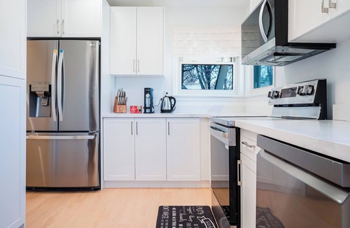 Whitby House | Stylish, Spacious 6-Bedroom Home. 30 minutes from Downtown Toronto