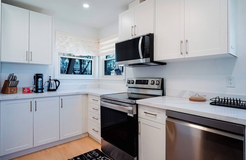 Whitby House | Stylish, Spacious 6-Bedroom Home. 30 minutes from Downtown Toronto