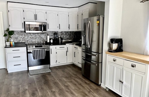 Brantford House | Suburban Oasis with Private Pool, Jacuzzi & Gym!