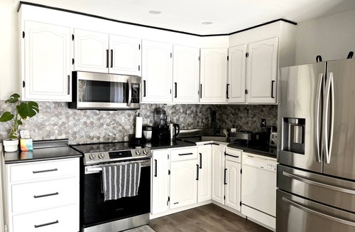 Brantford House | Suburban Oasis with Private Pool, Jacuzzi & Gym!