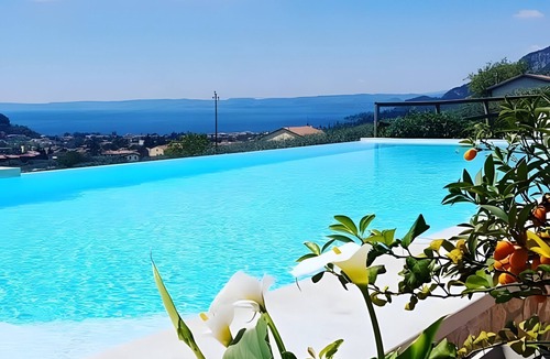Costermano Apartment | Suite Firenze with Lake View, Sauna, Jacuzzi, Wi-Fi, and Air Conditioning