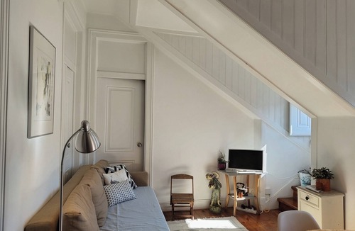 Santos Apartment | Sunny 2BR - Av. D. Carlos I, Lisbon (São Bento)