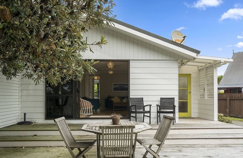 Paraparaumu Beach House | SUNNY BEACH BACH HIDEAWAY - PARAPARAUMU BEACH HOLIDAY HOME in Paraparaumu Beach