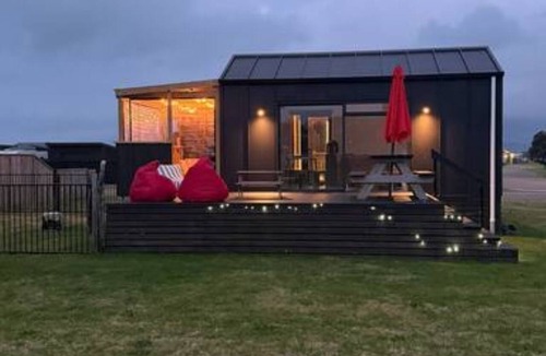 Waiotahi Cabin | Sunny modern tiny home - 1 min walk to beach