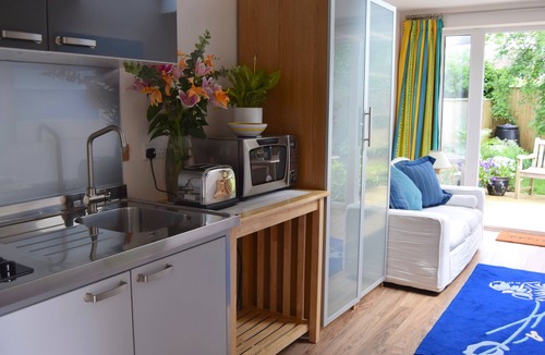 Oxford Apartment | Sunny Studio with parking and privacy in Oxford