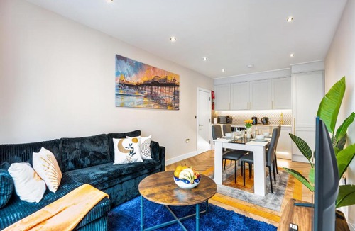 Brighton City Centre Apartment | Sunny, Super Central, Seaview, 1 bed apartment, Sleeps 4 - Fast WiFi, All Mod Cons & a Luxurious Super King Bed
