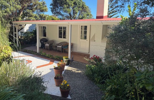 Paekakariki Cottage | Sunny waterfront cottage in Paekakariki