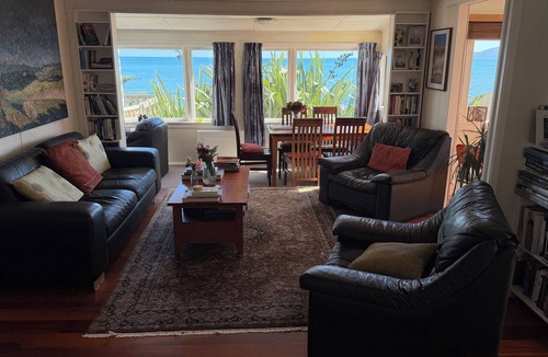 Paekakariki Cottage | Sunny waterfront cottage in Paekakariki