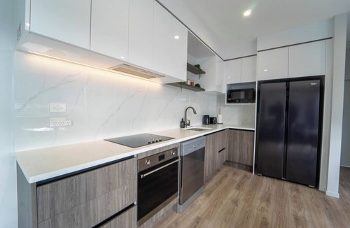 Sunnyhills House | Sunnyhills Viewside Town House | Wi-Fi & Netflix