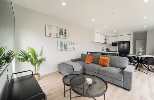 Sunnyhills House | Sunnyhills Viewside Town House | Wi-Fi & Netflix