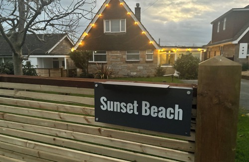 Freshwater House | SUNSET BEACH, family friendly, country holiday cottage in Freshwater