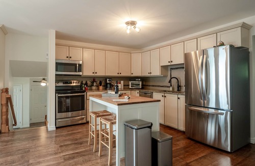 Drummond-North Elmsley Cottage | Sunset Lakehouse Retreat