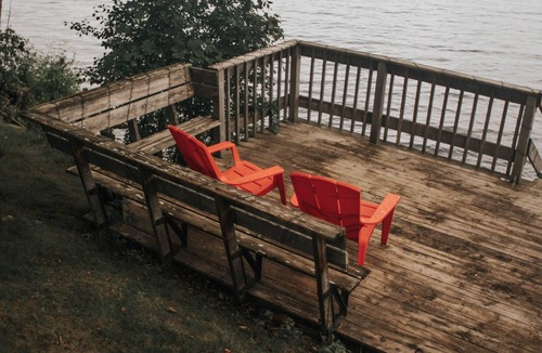 Drummond-North Elmsley Cottage | Sunset Lakehouse Retreat
