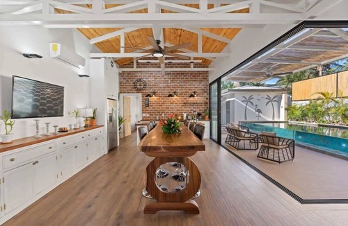 Potrero Villa | Swim-Through Glass Pool Villa, 5min Beach
