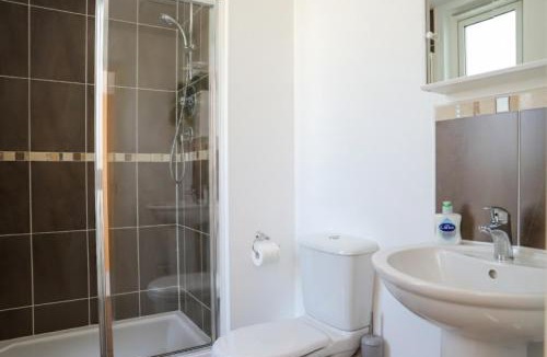 Oadby House | Syster Properties Modern Leicester Stay with Free Parking LE2 Area