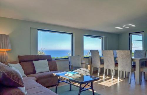 Colares House | The Beachfront Casa da Rampa