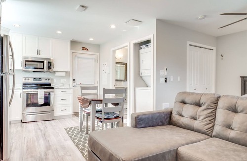 Port Alberni House | The Bear Studio House: Open concept house that sleeps up to 4
