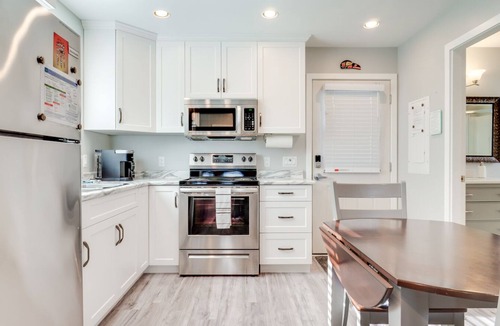 Port Alberni House | The Bear Studio House: Open concept house that sleeps up to 4