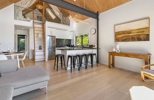 Tawa House | The Cabin - Wellington Holiday Home
