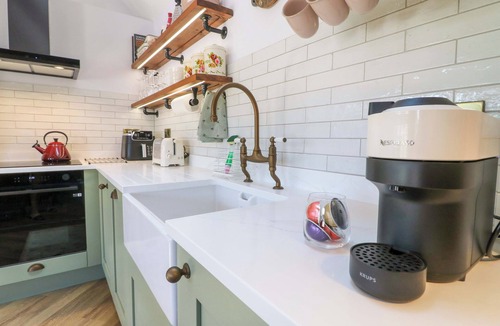Langold Cottage | THE CANALSIDE COTTAGE, pet friendly, with a garden in Shardlow