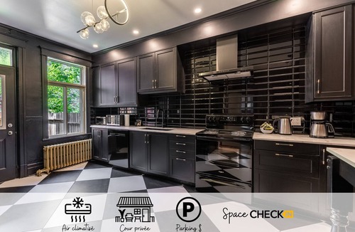 Hochelaga Apartment | The Classic Backyard Subway & Parking