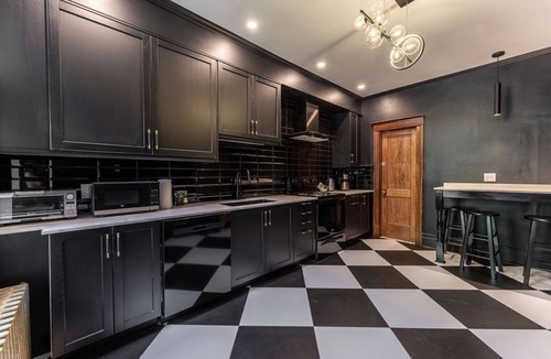 Hochelaga Apartment | The Classic Backyard Subway & Parking