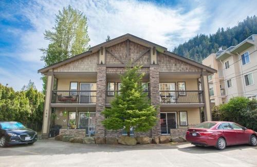 Harrison Hot Springs Apartment | The Driftwalk Walkable to Beach