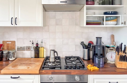 Haselbury House | The Eccentric Dutchess. Entire House with Garden and On-Street Parking