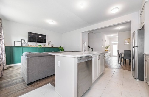 Ottawa Division House | The Green Bohemian: 3-bedroom furnished mid-term rental, 3mins to CanTire Centre