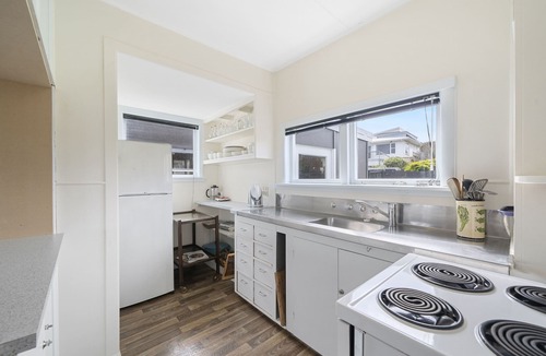 Paraparaumu Beach Cottage | The Green Trout - Paraparaumu Beach Holiday Home