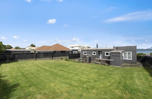 Paraparaumu Beach Cottage | The Green Trout - Paraparaumu Beach Holiday Home